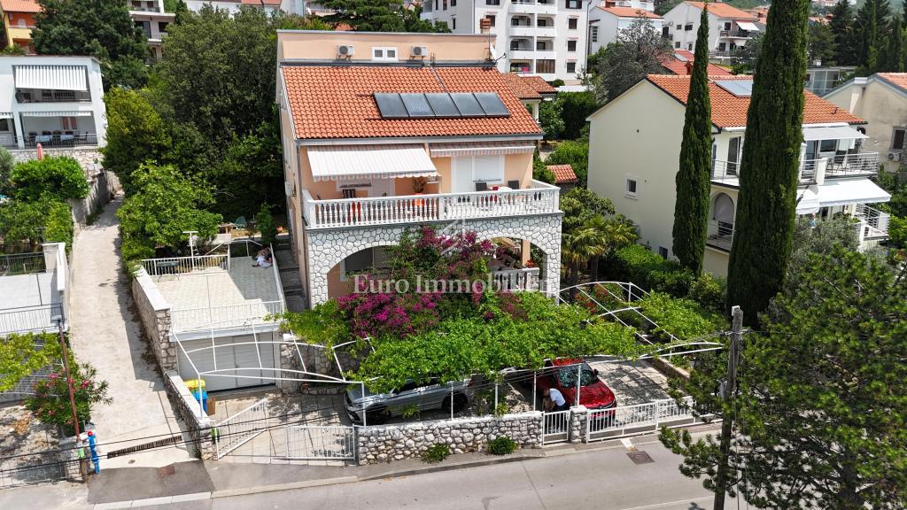 Ampia casa con 5 appartamenti, a 100 m dal mare