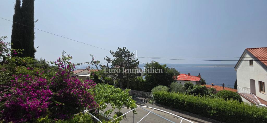 Ampia casa con 5 appartamenti, a 100 m dal mare