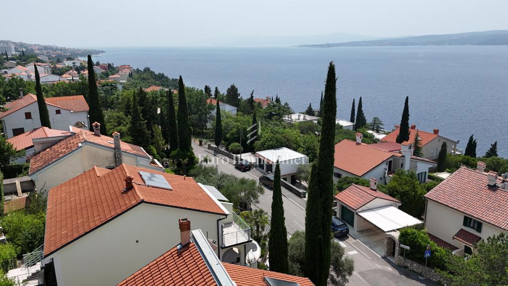 Ampia casa con 5 appartamenti, a 100 m dal mare