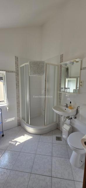 Ampia casa con 5 appartamenti, a 100 m dal mare