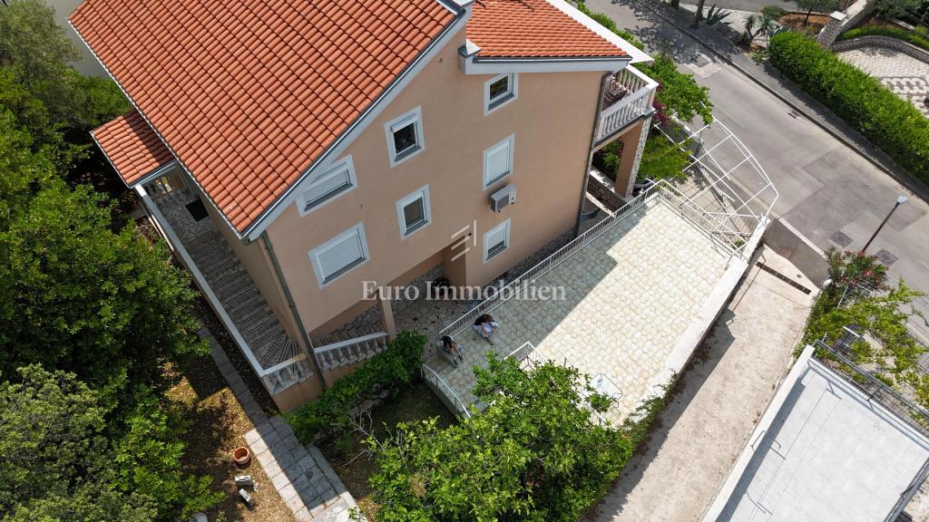 Ampia casa con 5 appartamenti, a 100 m dal mare