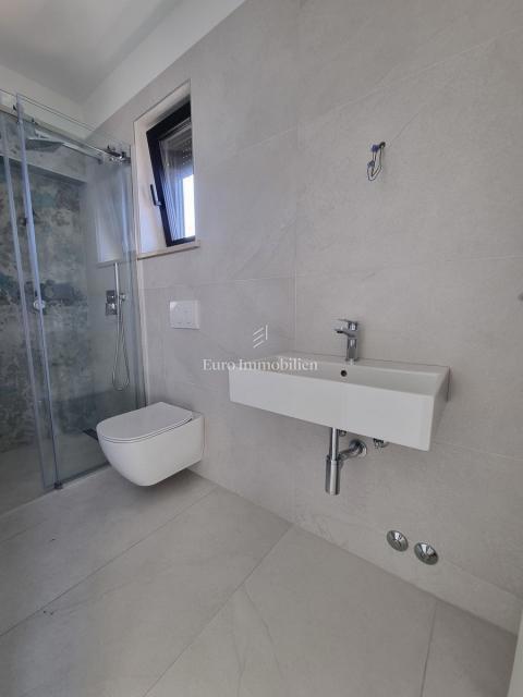 Parenzo - casa a tre piani con piscina, a 1 km dal mare