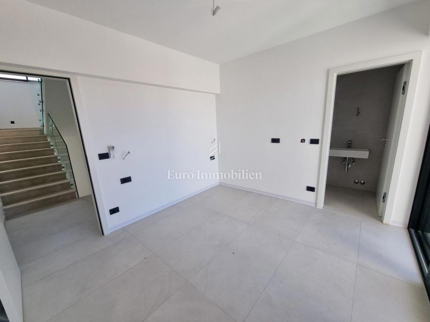 Parenzo - casa a tre piani con piscina, a 1 km dal mare