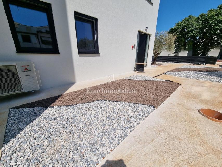 Parenzo - casa a tre piani con piscina, a 1 km dal mare