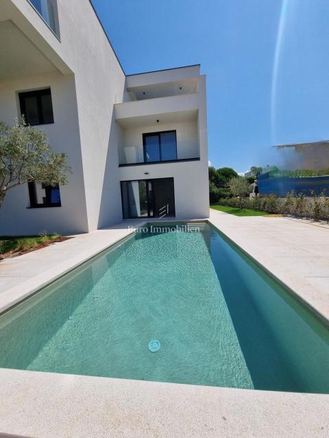 Parenzo - casa a tre piani con piscina, a 1 km dal mare