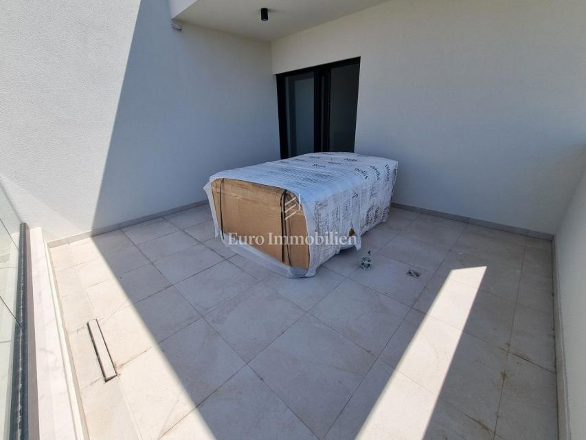 Parenzo - casa a tre piani con piscina, a 1 km dal mare