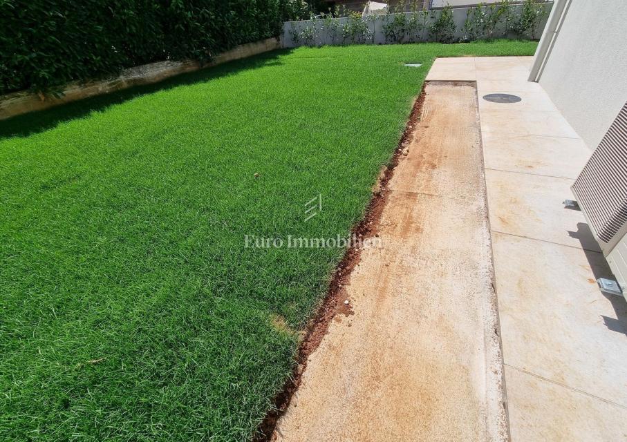 Parenzo - casa a tre piani con piscina, a 1 km dal mare