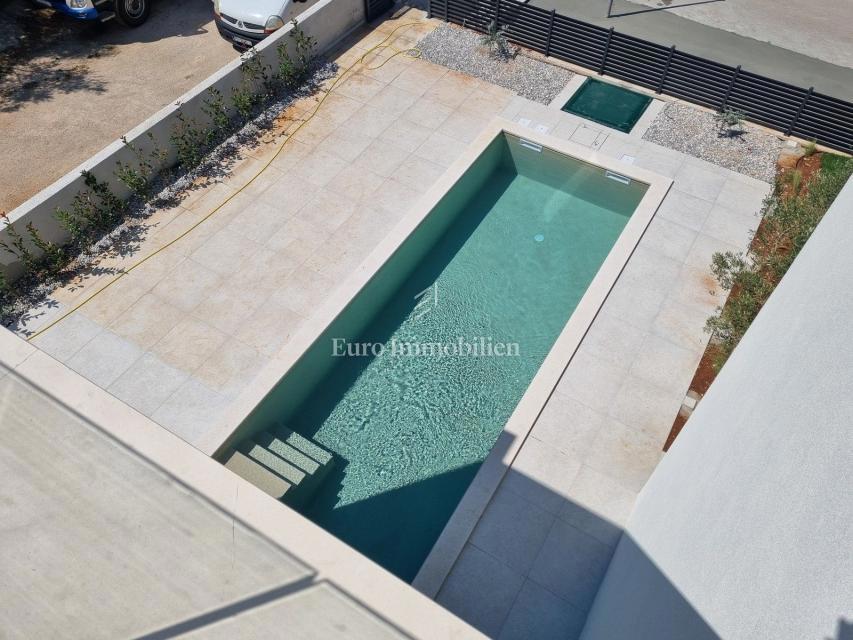 Parenzo - casa a tre piani con piscina, a 1 km dal mare