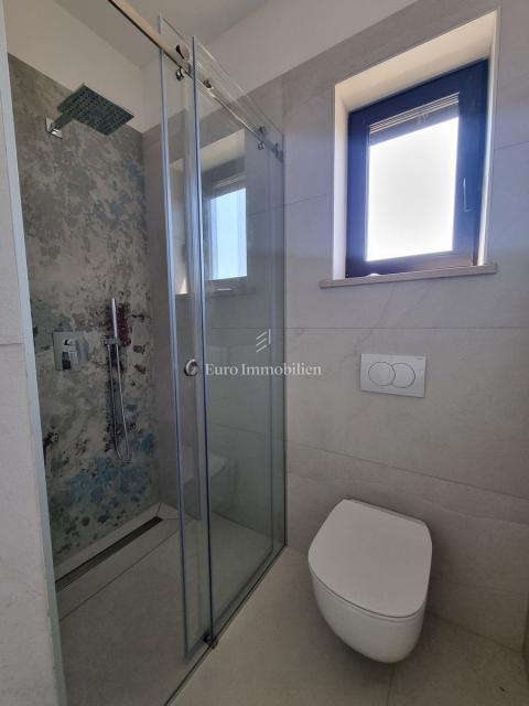 Parenzo - casa a tre piani con piscina, a 1 km dal mare