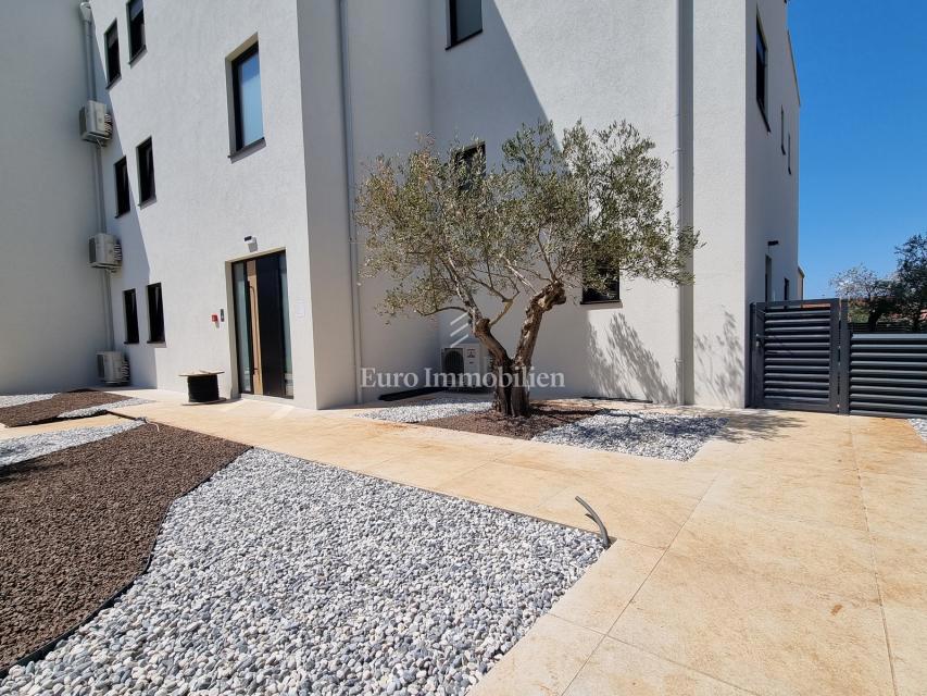 Parenzo - casa a tre piani con piscina, a 1 km dal mare