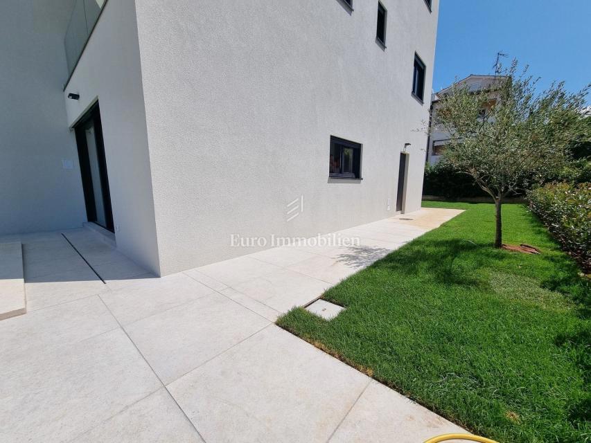 Parenzo - casa a tre piani con piscina, a 1 km dal mare