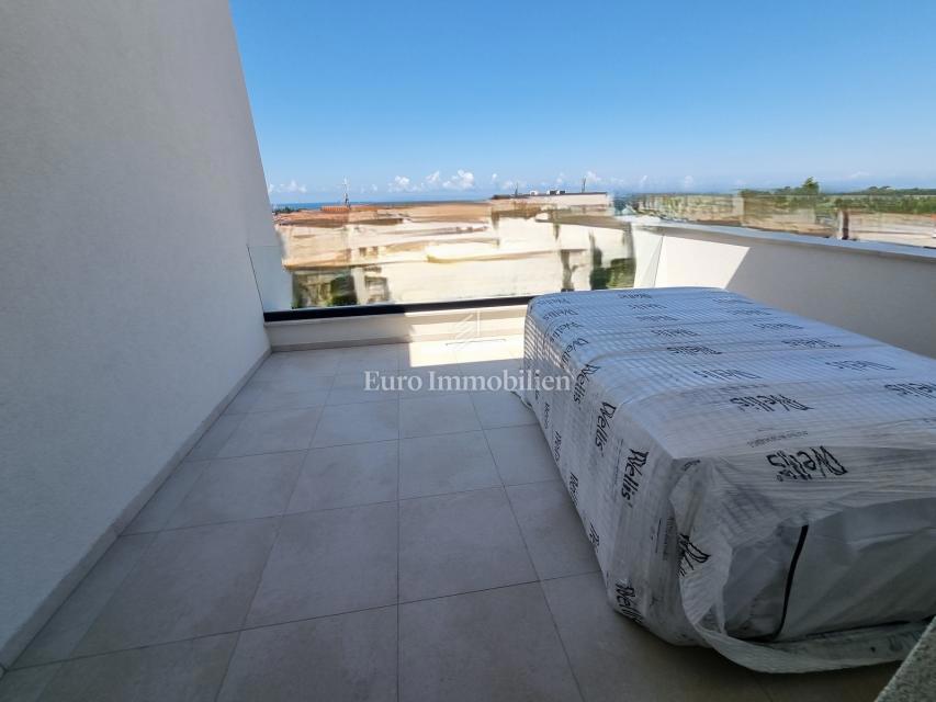 Parenzo - casa a tre piani con piscina, a 1 km dal mare