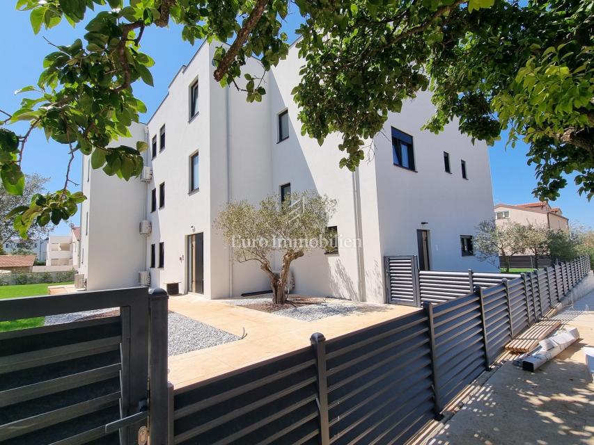 Parenzo - casa a tre piani con piscina, a 1 km dal mare