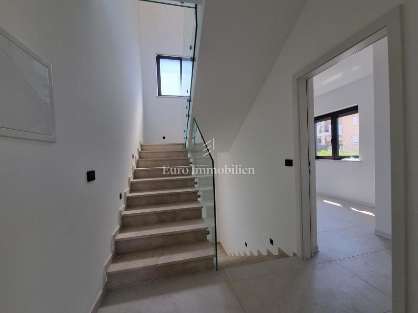 Parenzo - casa a tre piani con piscina, a 1 km dal mare