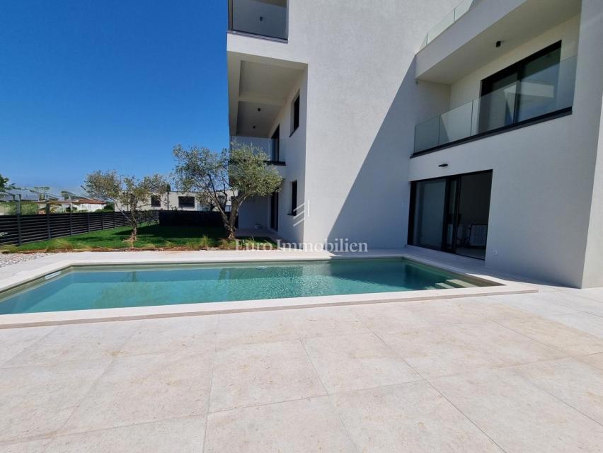 Parenzo - casa a tre piani con piscina, a 1 km dal mare