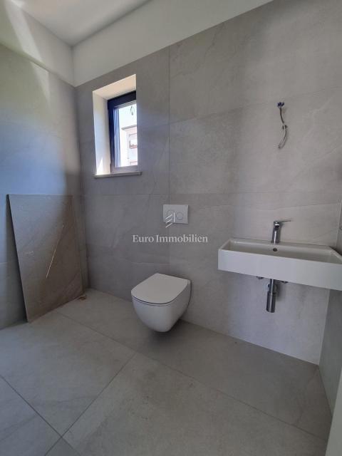 Parenzo - casa a tre piani con piscina, a 1 km dal mare