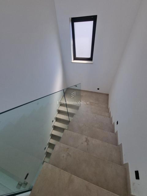 Parenzo - casa a tre piani con piscina, a 1 km dal mare