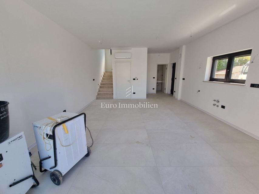 Parenzo - casa a tre piani con piscina, a 1 km dal mare