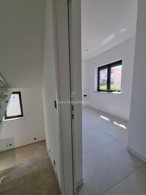 Parenzo - casa a tre piani con piscina, a 1 km dal mare