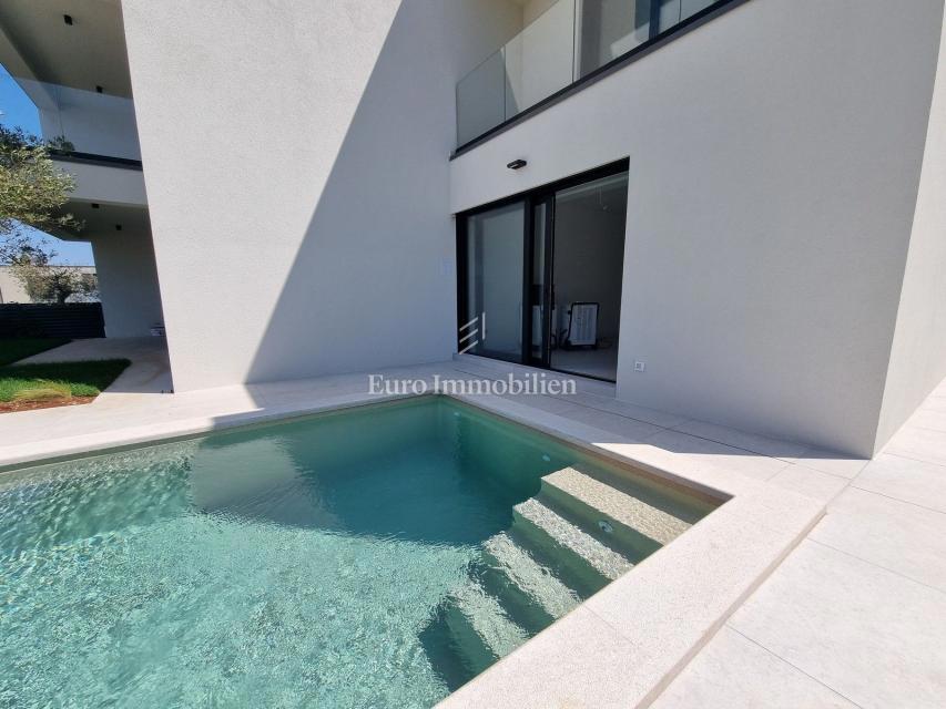 Parenzo - casa a tre piani con piscina, a 1 km dal mare