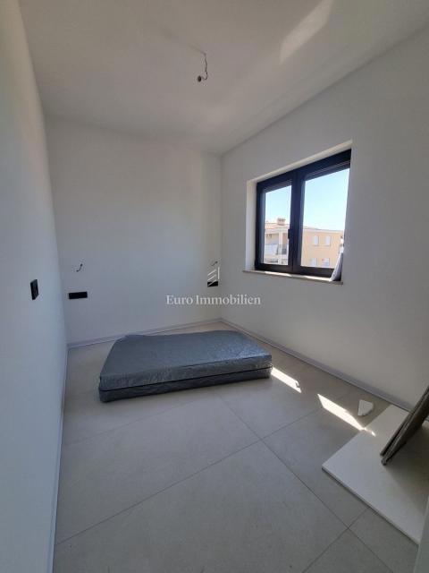 Parenzo - casa a tre piani con piscina, a 1 km dal mare