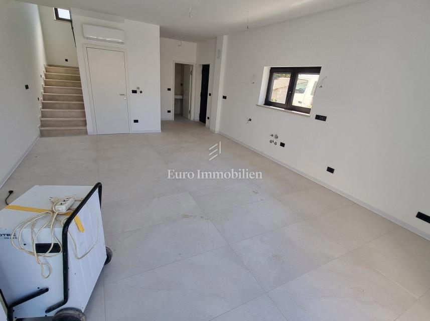 Parenzo - casa a tre piani con piscina, a 1 km dal mare