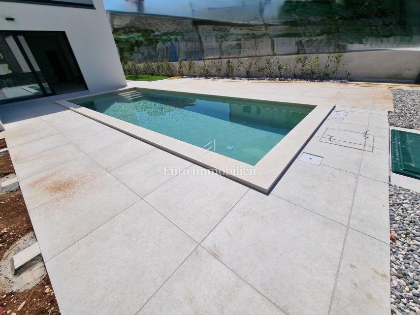 Parenzo - casa a tre piani con piscina, a 1 km dal mare