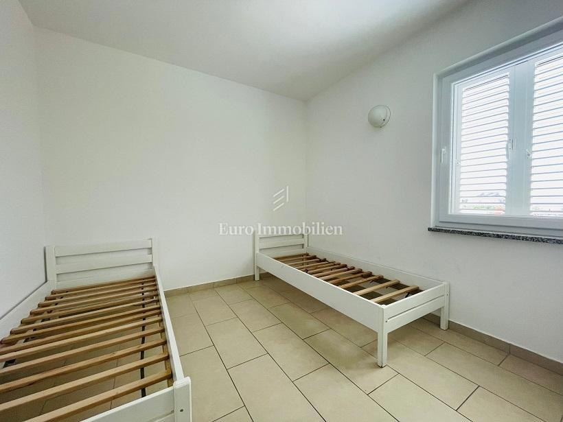 Novalja-appartamento al piano terra con terrazza e giardino