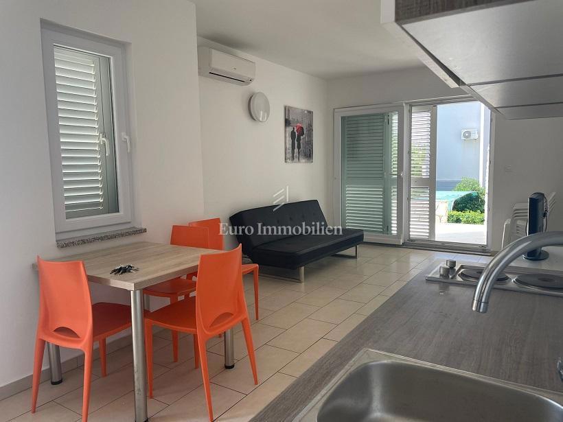 Novalja-appartamento al piano terra con terrazza e giardino