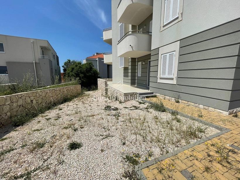 Novalja-appartamento al piano terra con terrazza e giardino