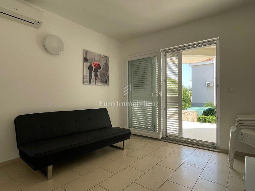 Novalja-appartamento al piano terra con terrazza e giardino