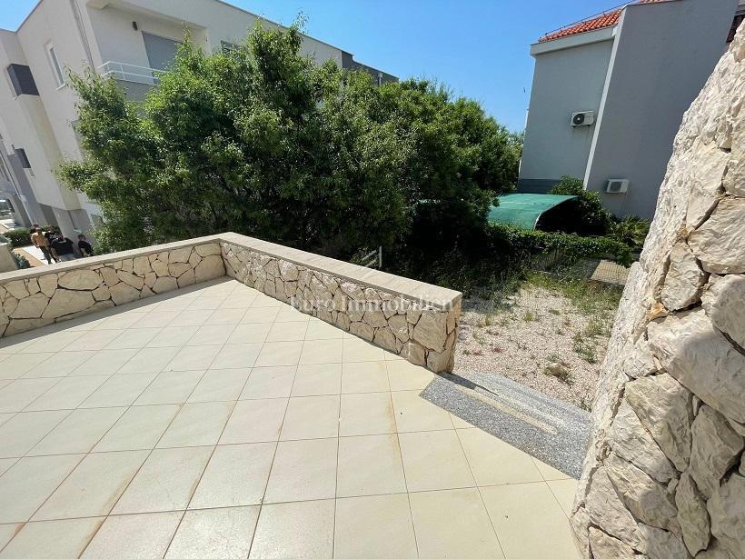 Novalja-appartamento al piano terra con terrazza e giardino