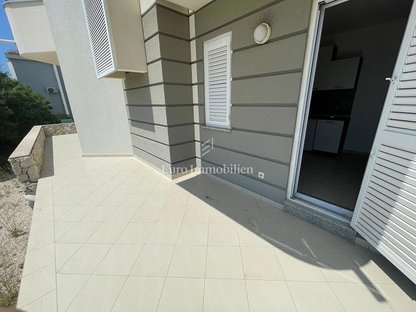 Novalja-appartamento al piano terra con terrazza e giardino