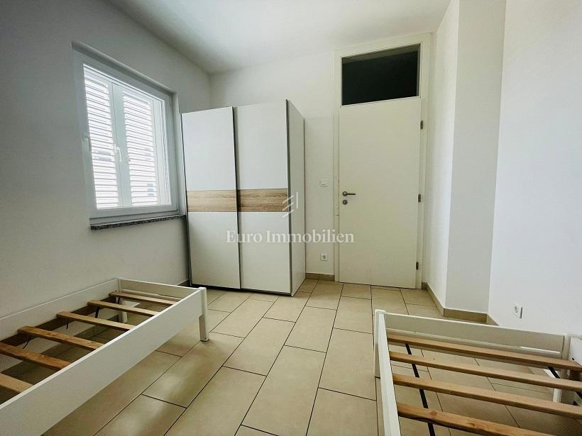 Novalja-appartamento al piano terra con terrazza e giardino