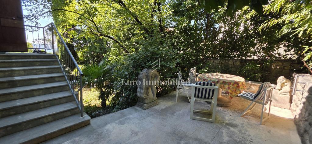 Crikvenica, appartamento con garage e ampio giardino, a soli 60 m dal mare