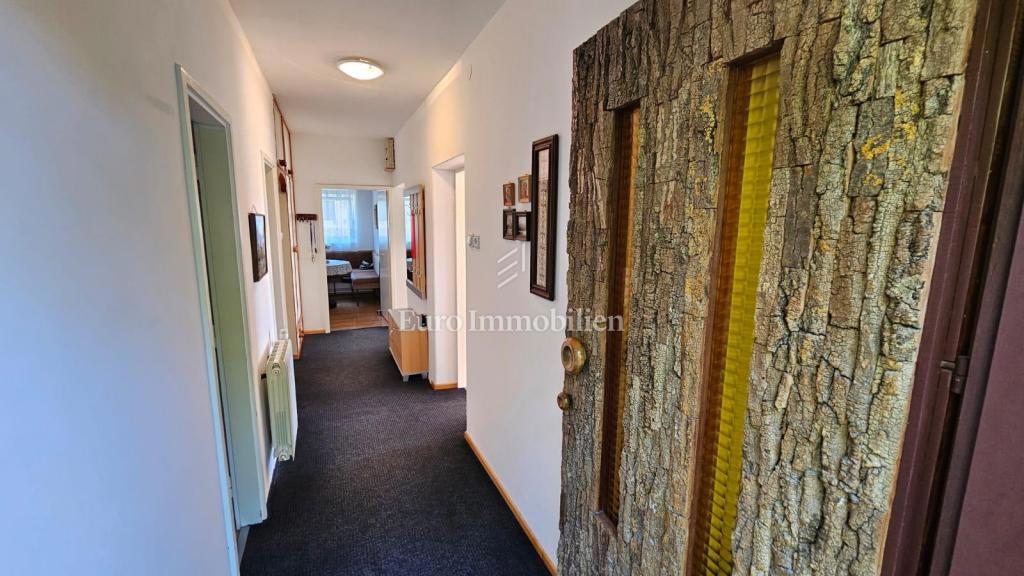 Crikvenica, appartamento con garage e ampio giardino, a soli 60 m dal mare