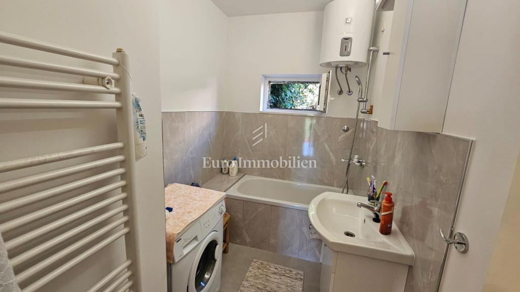 Crikvenica, appartamento con garage e ampio giardino, a soli 60 m dal mare