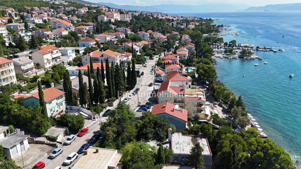 Crikvenica, appartamento con garage e ampio giardino, a soli 60 m dal mare