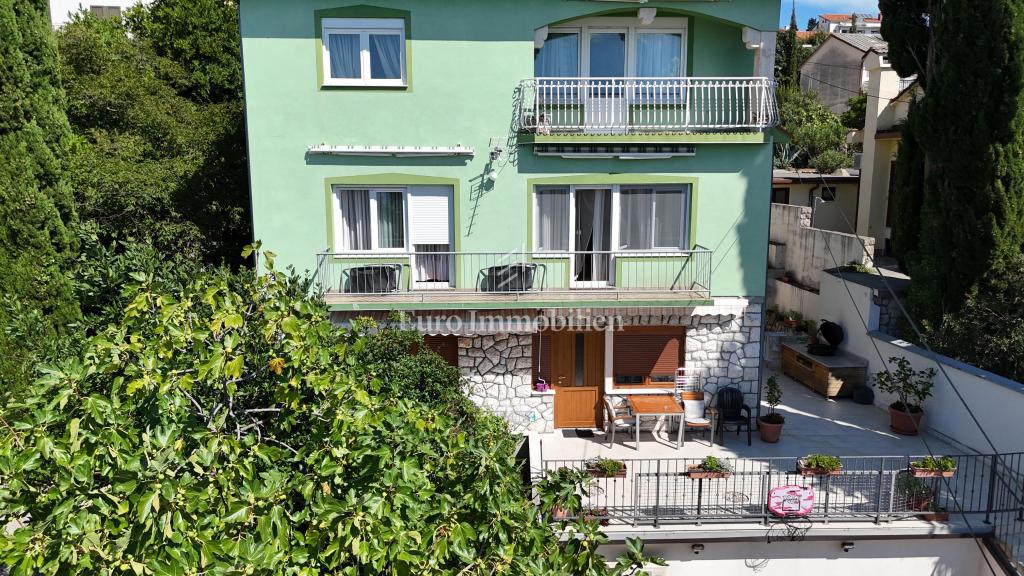 Crikvenica, appartamento con garage e ampio giardino, a soli 60 m dal mare