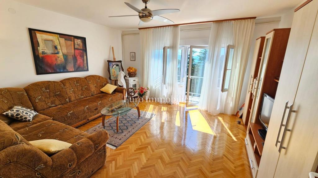 Crikvenica, appartamento con garage e ampio giardino, a soli 60 m dal mare