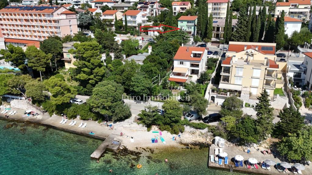 Crikvenica, appartamento con garage e ampio giardino, a soli 60 m dal mare