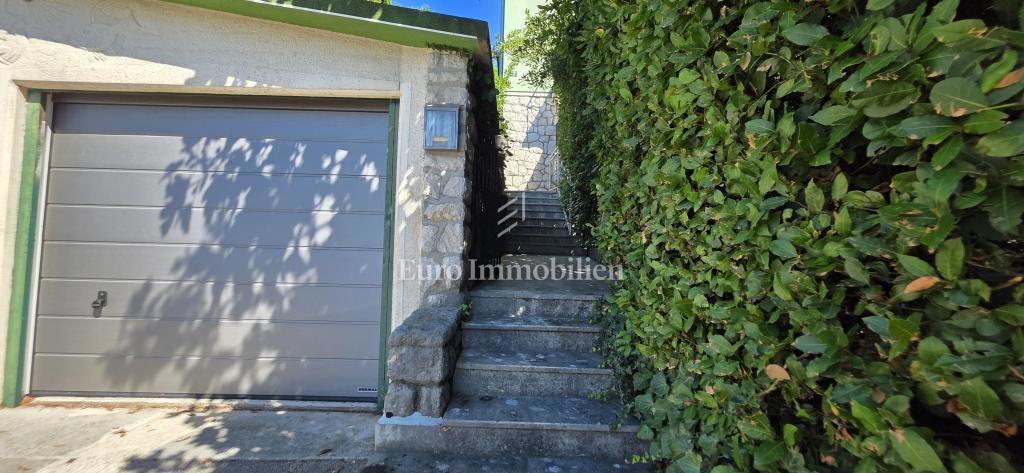 Crikvenica, appartamento con garage e ampio giardino, a soli 60 m dal mare