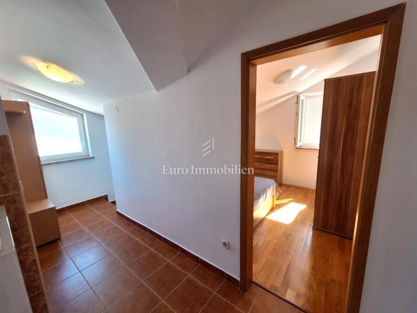 Due appartamenti a Malinska, con giardino, arredati!