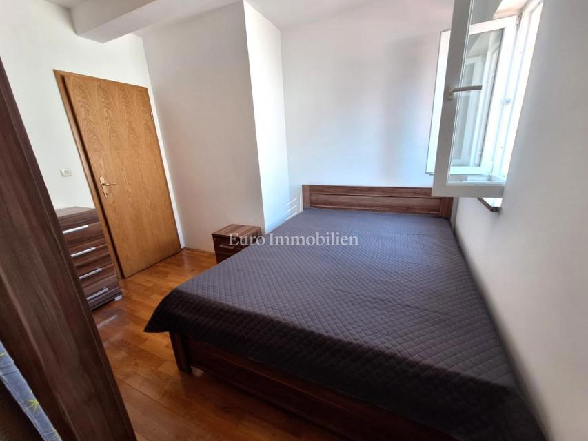 Due appartamenti a Malinska, con giardino, arredati!