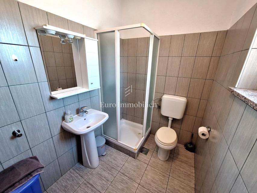 Due appartamenti a Malinska, con giardino, arredati!