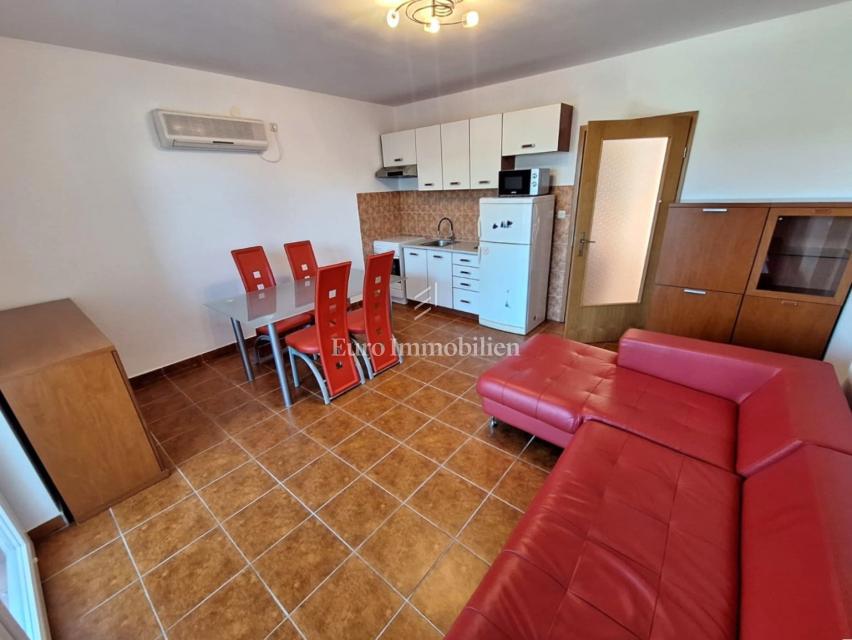 Due appartamenti a Malinska, con giardino, arredati!