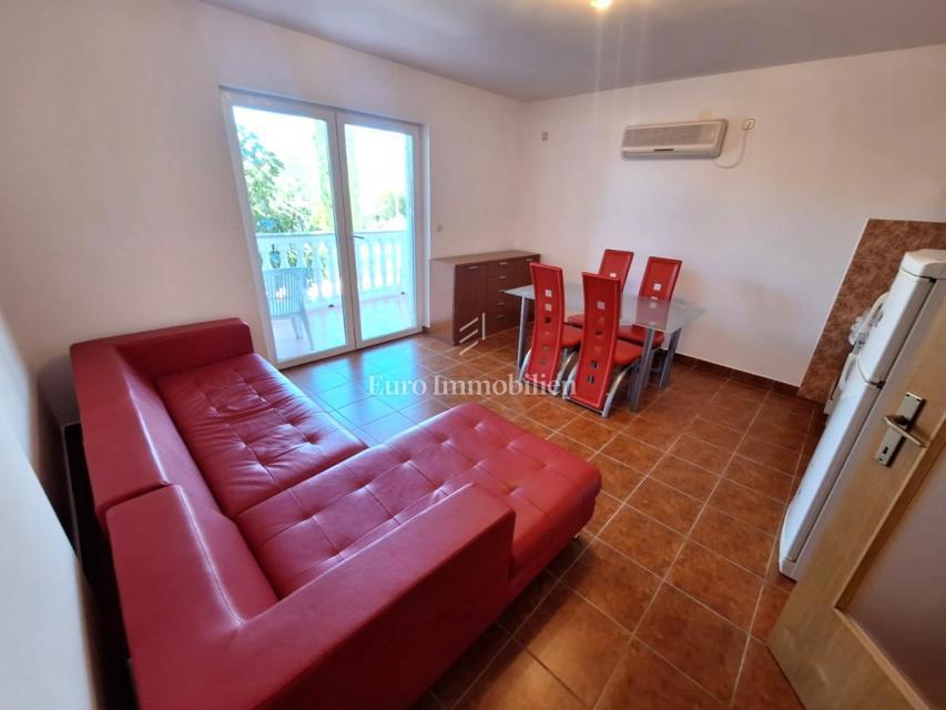 Due appartamenti a Malinska, con giardino, arredati!