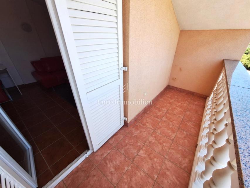 Due appartamenti a Malinska, con giardino, arredati!