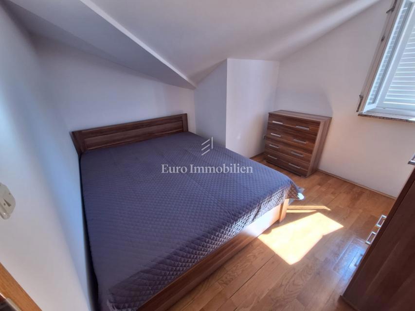 Due appartamenti a Malinska, con giardino, arredati!