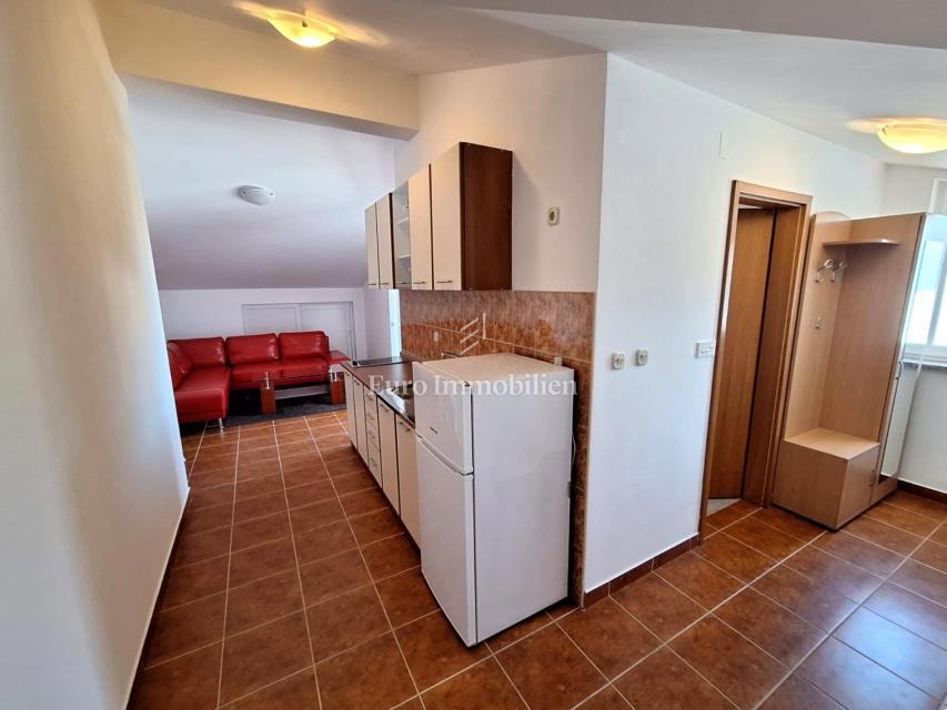 Due appartamenti a Malinska, con giardino, arredati!